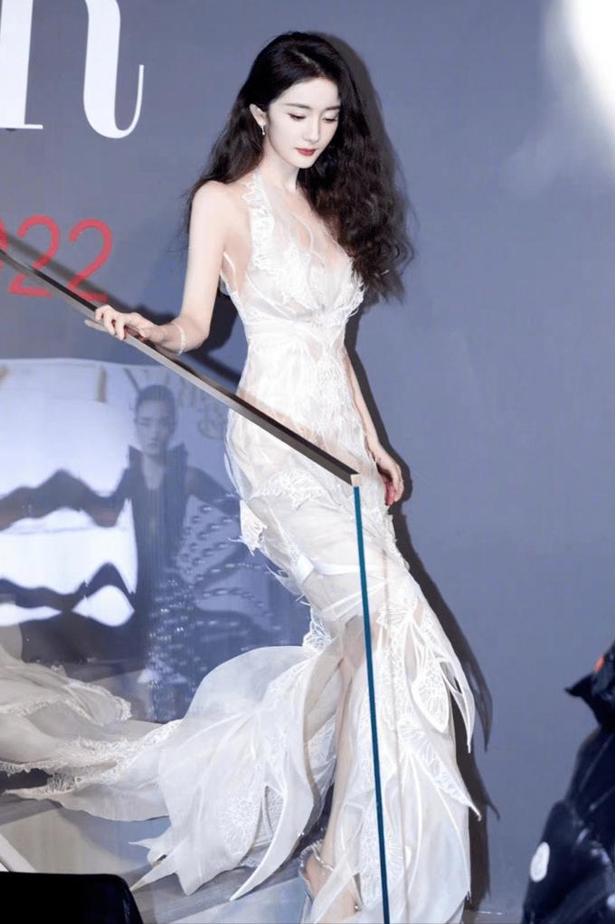 女星红毯大尺度着装_红毯造型_女明星穿搭