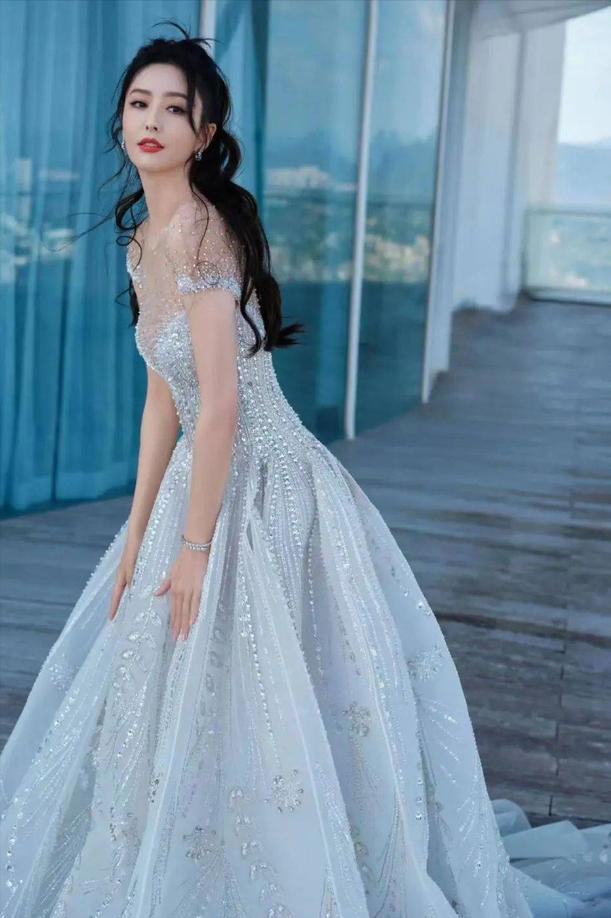 女星红毯大尺度着装_红毯造型_女明星穿搭