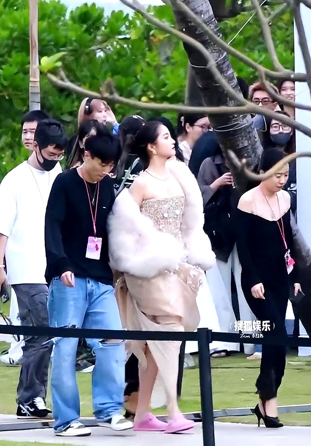 三亚红毯明星穿搭_高定礼服海边翻车_女星红毯大尺度着装