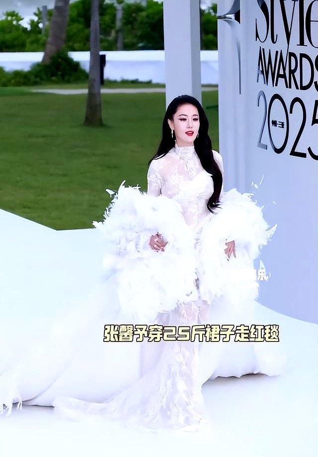 三亚红毯明星穿搭_高定礼服海边翻车_女星红毯大尺度着装