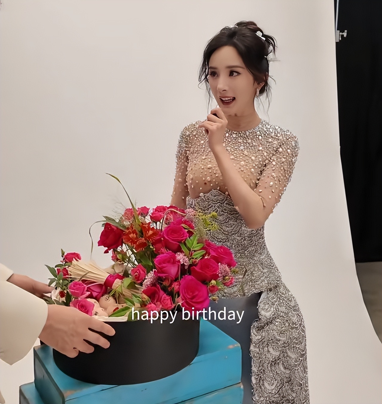 杨幂缝礼服_女星红毯大尺度着装_高定文化适应