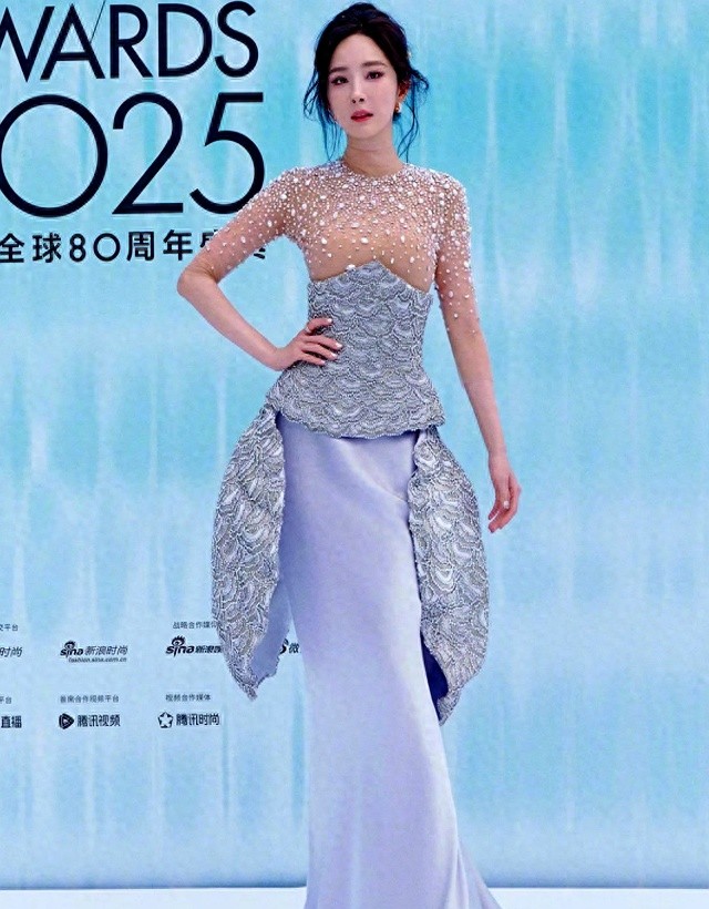 杨幂修改高定走红毯，原版露点加内衬，没戴精髓脖套效果平平