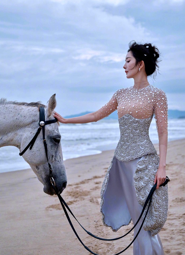 女星红毯大尺度着装_杨幂高定修改_高定透视处理