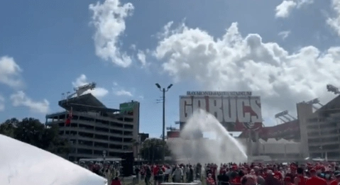 特朗普佛罗里达集会高温送医_男子在特朗普身边晕倒 发布会中断_特朗普内布拉斯加集会低温送医