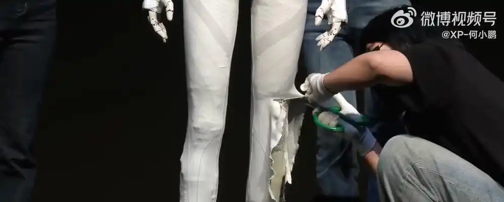 人形机器人里藏真人？何小鹏哽咽再辟谣：大家不敢信它来自中国公司！剪开覆盖件后露出机械件……公司美股大涨9%