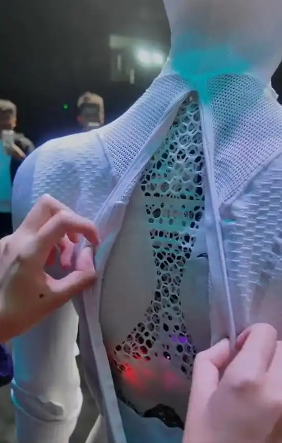 何小鹏再回应机器人里藏真人质疑_何小鹏回应网友质疑机器人内部构造_小鹏科技日全新一代人形机器人IRON亮相