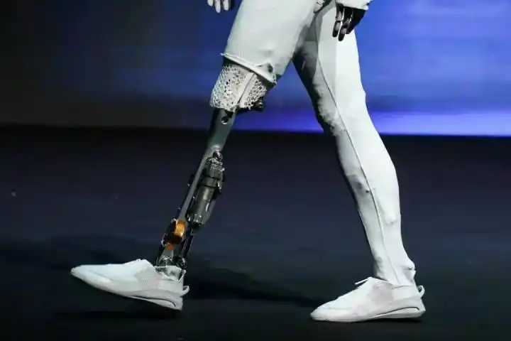 被质疑“女机器人里面藏了个真人”，何小鹏哽咽再辟谣