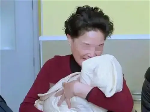 重男轻女婆婆卖孙女事件_婆婆收养男婴真相_女子引产被拒诞下女婴被医生抱养