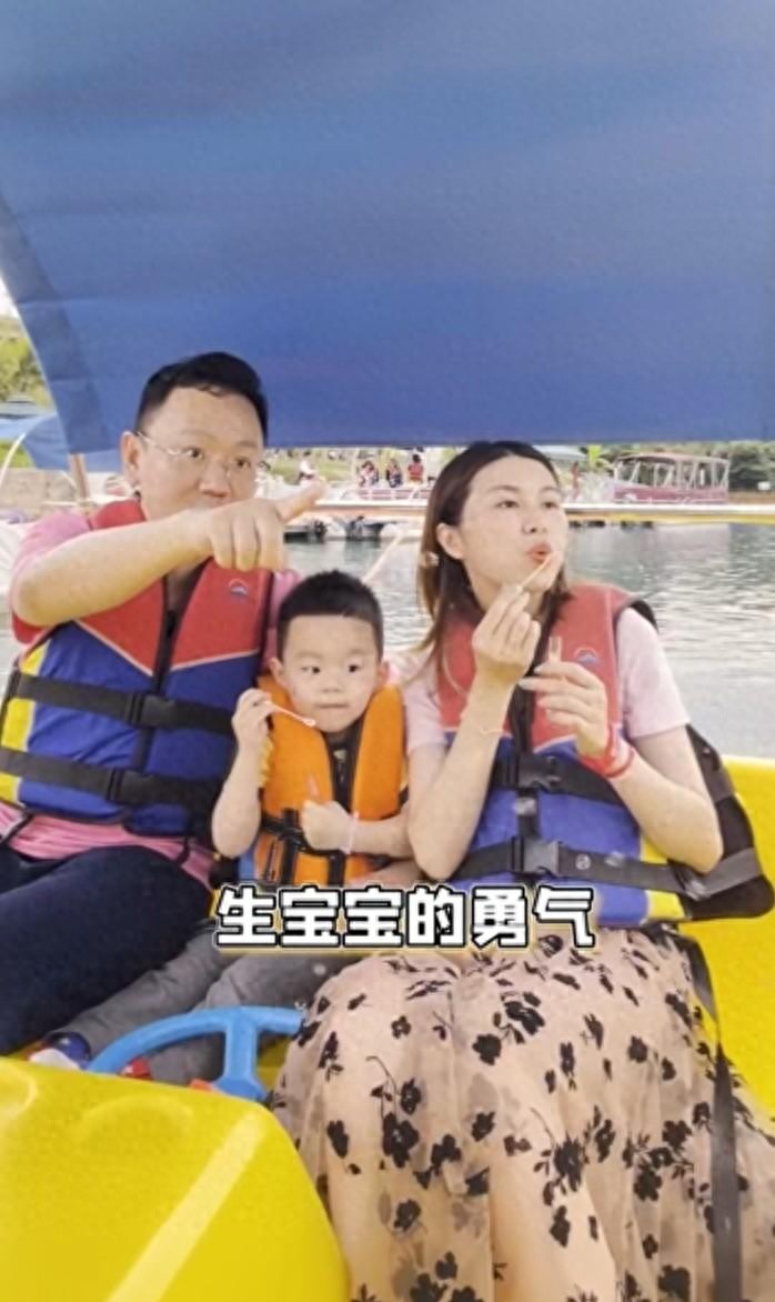 广东台主持人刘颖婷的全家福，丈夫薛乐已回归家庭7年，儿子才5岁