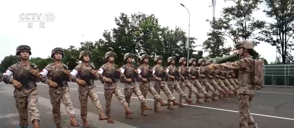 阅兵医疗队员 白衣战士 阅兵保障人员_2025年阅兵火遍全网的女兵再次受阅