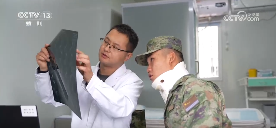 2025年阅兵火遍全网的女兵再次受阅_阅兵医疗队员 白衣战士 阅兵保障人员
