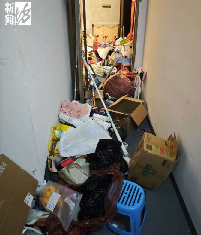 臭到离谱!独居老人疯狂囤垃圾，3600万豪宅变垃圾场，邻居被迫卖房