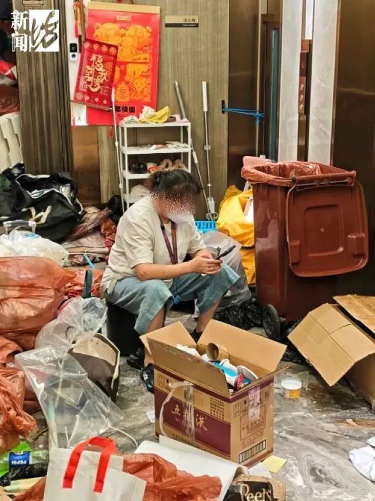 臭到离谱!独居老人疯狂囤垃圾，3600万豪宅变垃圾场，邻居被迫卖房