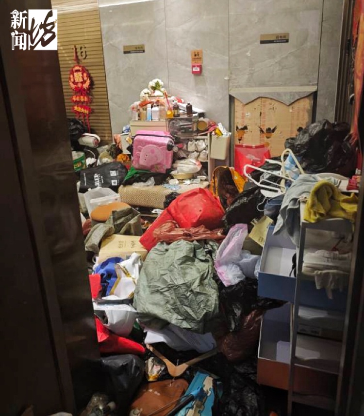 臭到离谱!独居老人疯狂囤垃圾，3600万豪宅变垃圾场，邻居被迫卖房