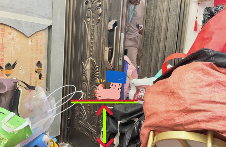臭到离谱!独居老人疯狂囤垃圾，3600万豪宅变垃圾场，邻居被迫卖房