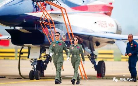 F-35登机梯作用_歼-35登机画面曝光：自带小梯子_战斗机自带舷梯设计