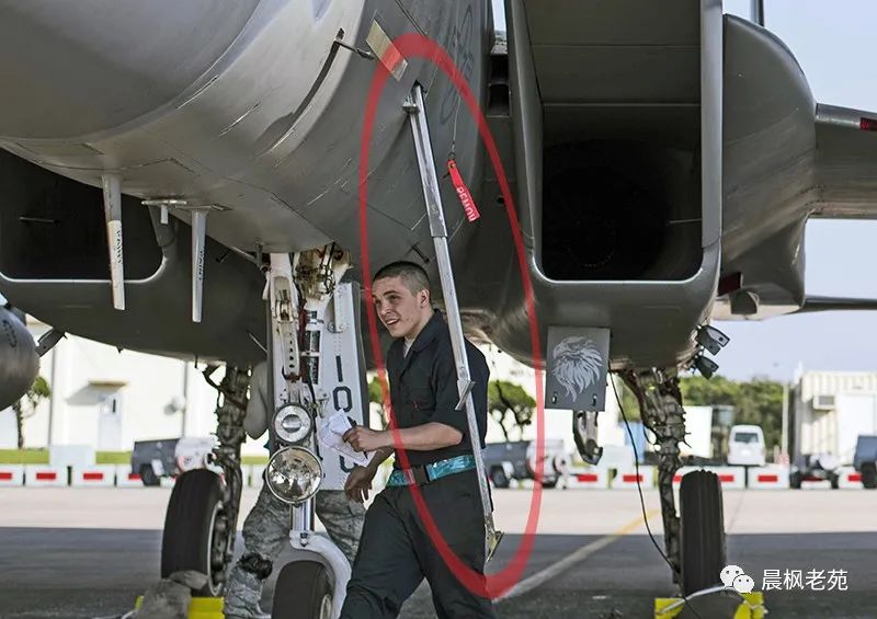 F-35登机梯作用_战斗机自带舷梯设计_歼-35登机画面曝光：自带小梯子