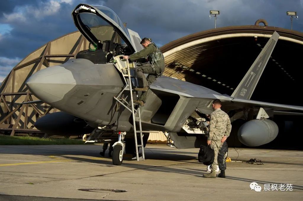 战斗机自带舷梯设计_F-35登机梯作用_歼-35登机画面曝光：自带小梯子