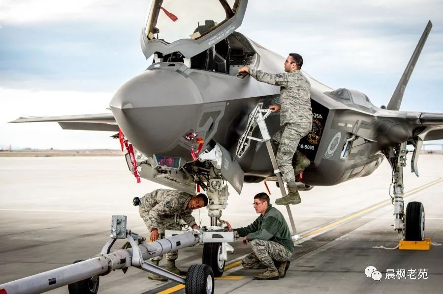 F-35登机梯作用_歼-35登机画面曝光：自带小梯子_战斗机自带舷梯设计