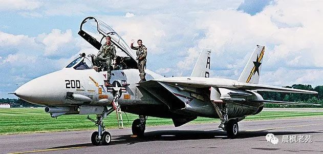 F-35登机梯作用_战斗机自带舷梯设计_歼-35登机画面曝光：自带小梯子