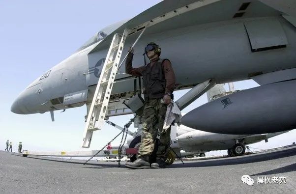 F-35登机梯作用_战斗机自带舷梯设计_歼-35登机画面曝光：自带小梯子