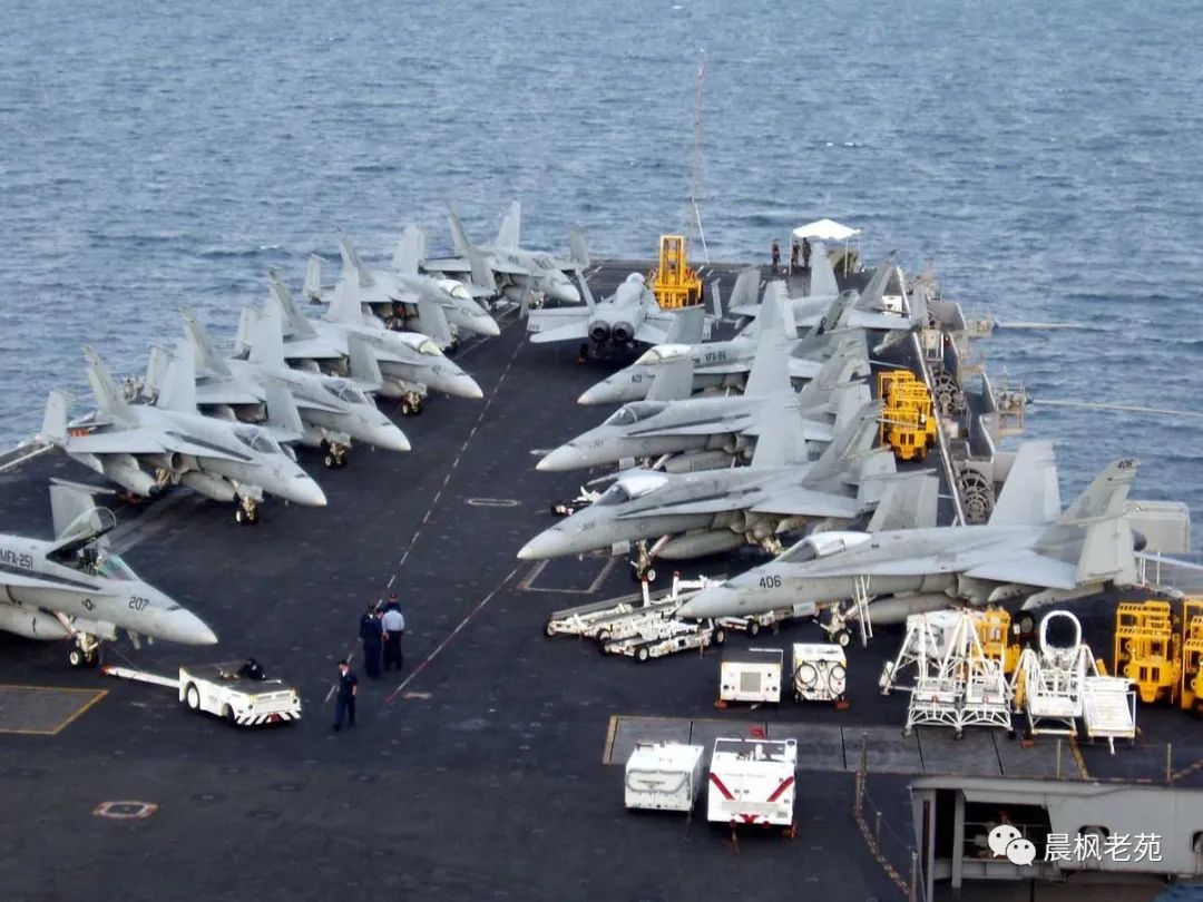 歼-35登机画面曝光：自带小梯子_战斗机自带舷梯设计_F-35登机梯作用