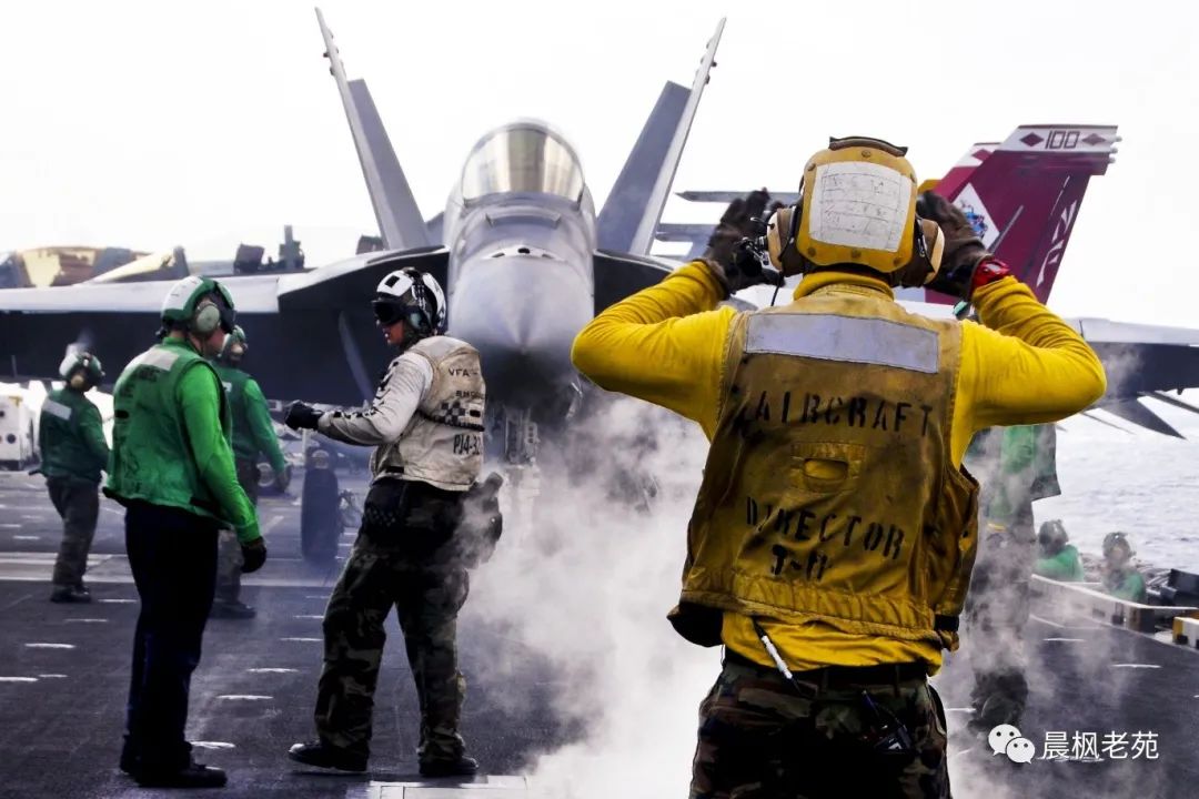 战斗机自带舷梯设计_F-35登机梯作用_歼-35登机画面曝光：自带小梯子