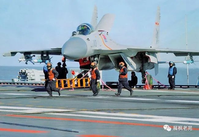战斗机自带舷梯设计_F-35登机梯作用_歼-35登机画面曝光：自带小梯子