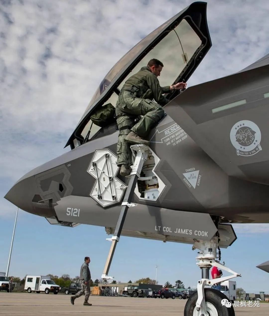 战斗机自带舷梯设计_F-35登机梯作用_歼-35登机画面曝光：自带小梯子