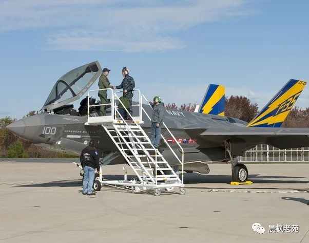 F-35登机梯作用_战斗机自带舷梯设计_歼-35登机画面曝光：自带小梯子