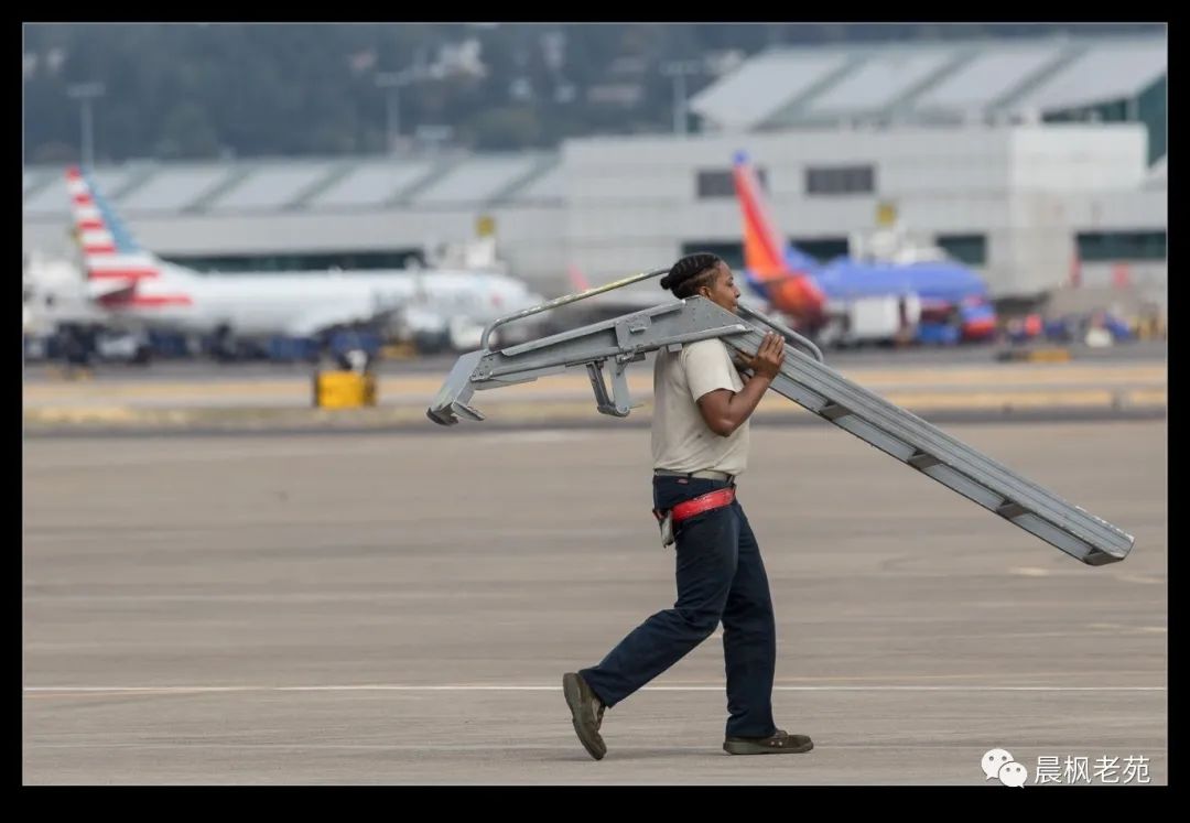 歼-35登机画面曝光：自带小梯子_战斗机自带舷梯设计_F-35登机梯作用