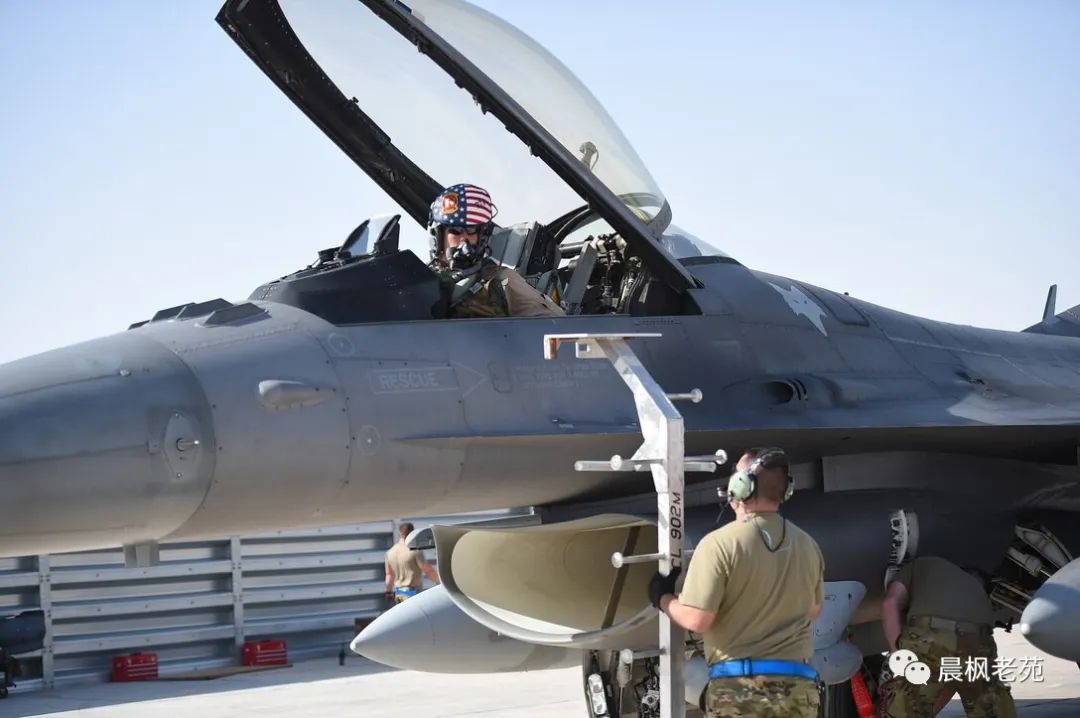 F-35登机梯作用_歼-35登机画面曝光：自带小梯子_战斗机自带舷梯设计