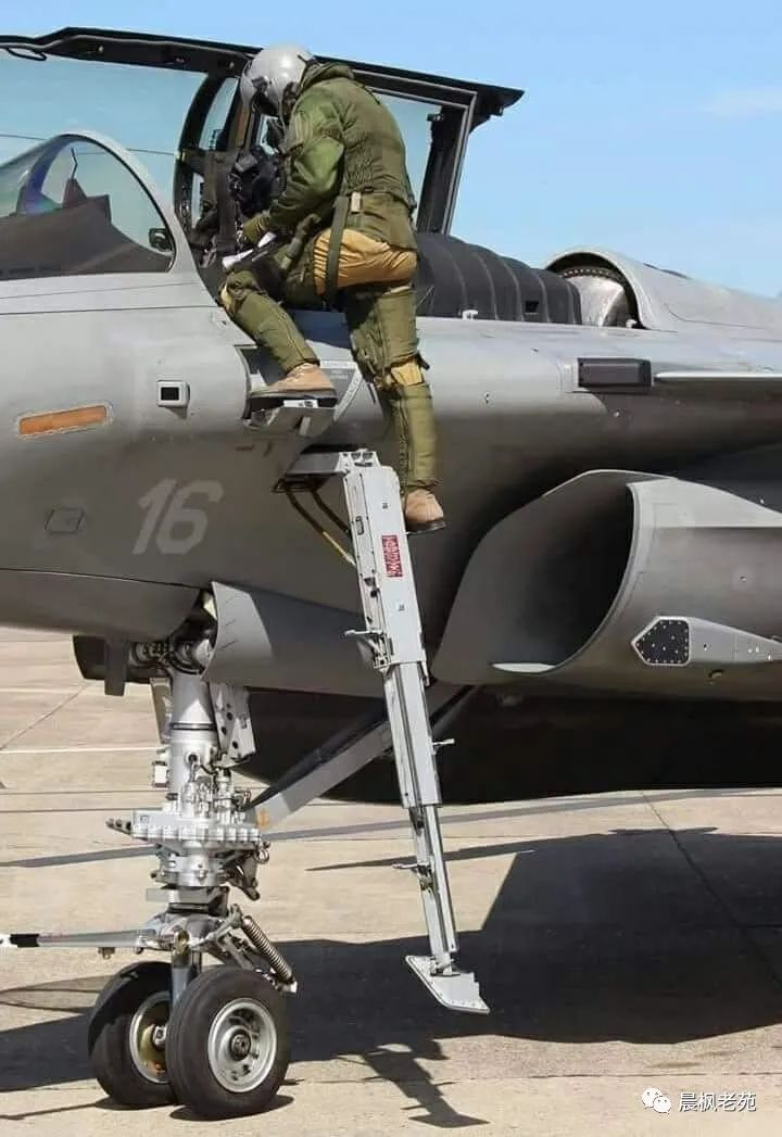 战斗机自带舷梯设计_歼-35登机画面曝光：自带小梯子_F-35登机梯作用