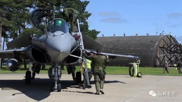 歼-35登机画面曝光：自带小梯子_F-35登机梯作用_战斗机自带舷梯设计