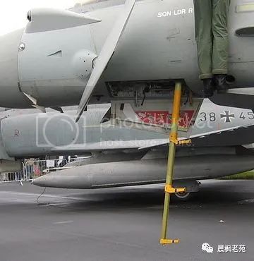 战斗机自带舷梯设计_F-35登机梯作用_歼-35登机画面曝光：自带小梯子