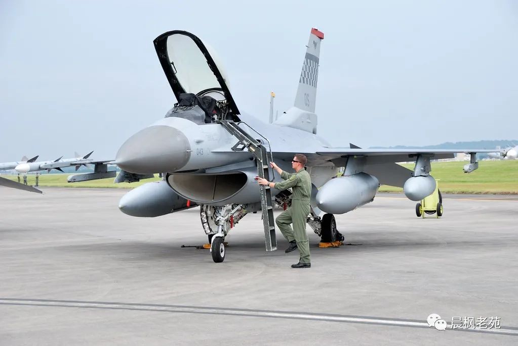 F-35登机梯作用_战斗机自带舷梯设计_歼-35登机画面曝光：自带小梯子