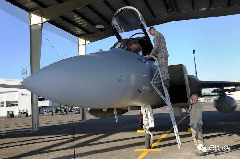 歼-35登机画面曝光：自带小梯子_F-35登机梯作用_战斗机自带舷梯设计