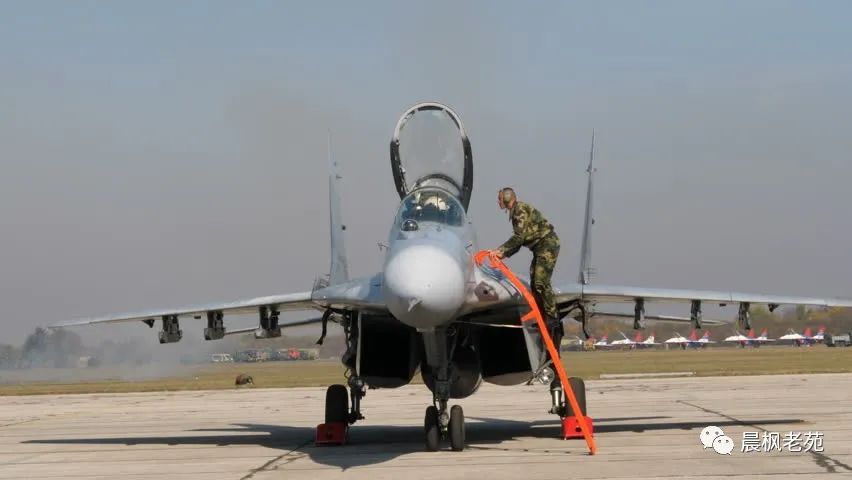 F-35登机梯作用_战斗机自带舷梯设计_歼-35登机画面曝光：自带小梯子