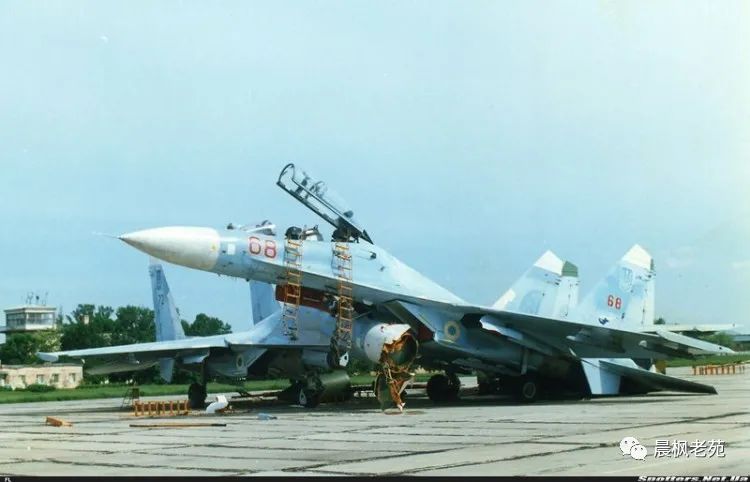 歼-35登机画面曝光：自带小梯子_战斗机自带舷梯设计_F-35登机梯作用