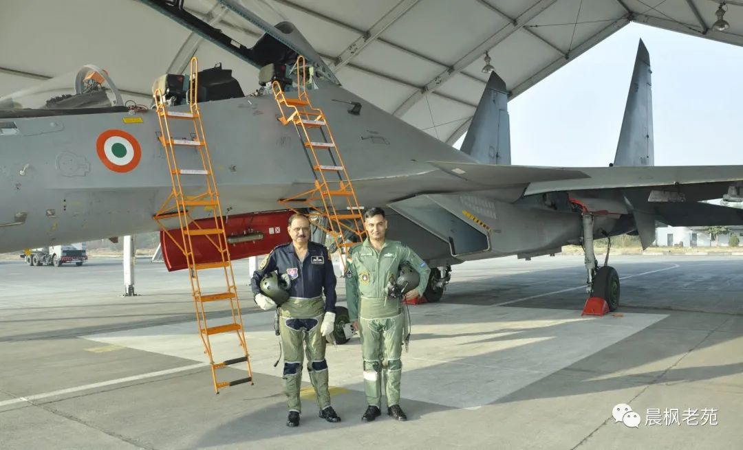歼-35登机画面曝光：自带小梯子_F-35登机梯作用_战斗机自带舷梯设计