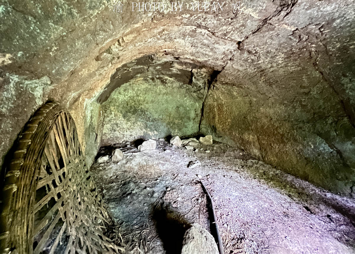 重庆潼南土匪洞_涪江悬崖洞穴探秘_重庆发现巨大神秘洞穴