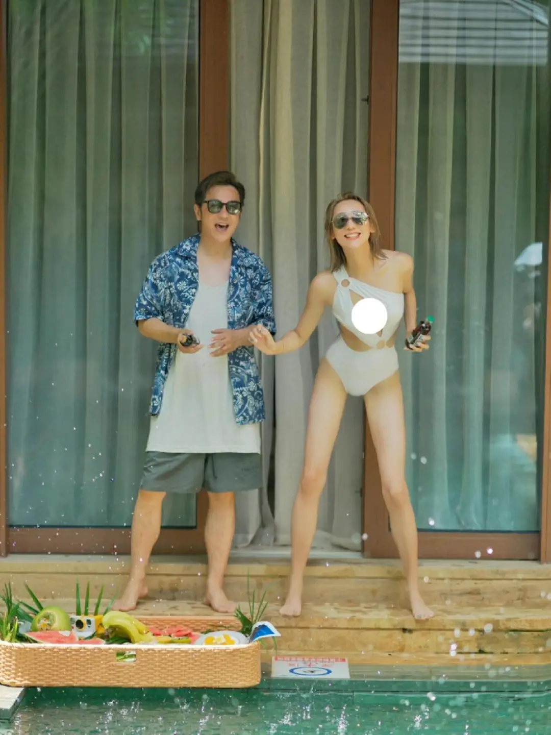 香港男星内地媳妇_吕良伟第二任老婆_香港男星婚姻现状