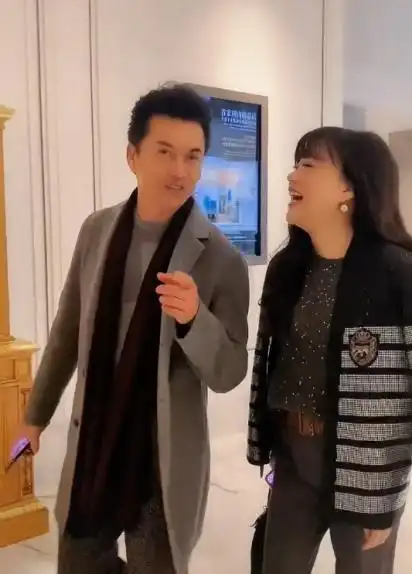 63岁吕良伟携妻子现身，女方大笑没形象，吕良伟疑嫌丢人急拽走？