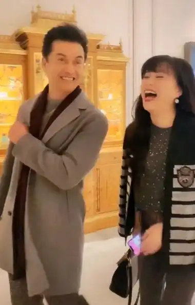 吕良伟现任妻子杨小娟_吕良伟和杨小娟恩爱视频_吕良伟第二任老婆