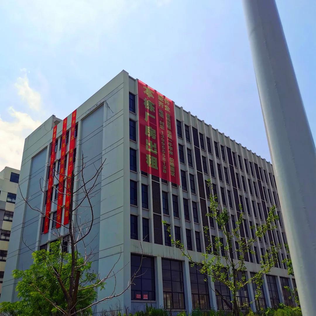 楼盘外墙挂网发光字_发光字内装模组有技巧_网格发光字制作工艺
