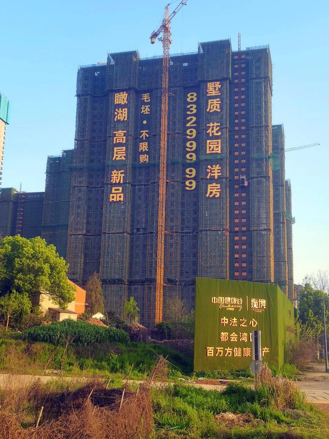 网格发光字制作工艺_发光字内装模组有技巧_楼盘外墙挂网发光字