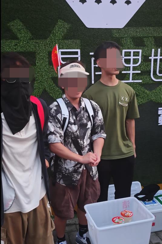鸡排哥回应大学生卖雪王送他的写真_大学生卖柠檬水送鸡排哥写真_鸡排哥写真侵权分析