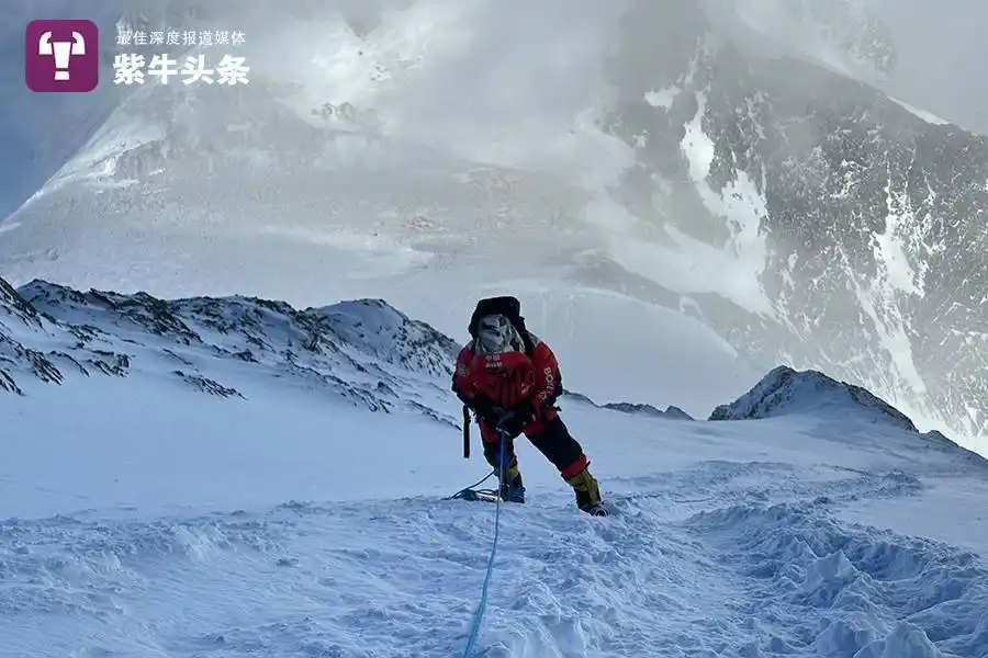 珠峰登顶后下撤被夏尔巴抛弃事件_珠峰登山者氧气被抢下撤遇险经历_珠峰暴雪 向导一人一狗带上百人撤离