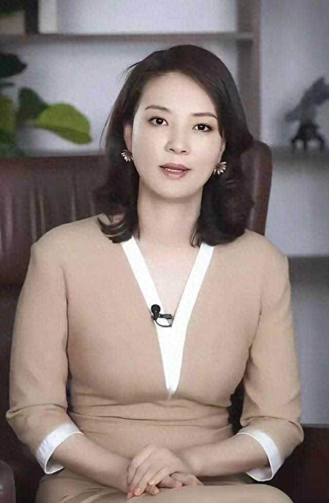 刘芳菲：央视走出的才貌双绝主持，优雅知性的行业标杆