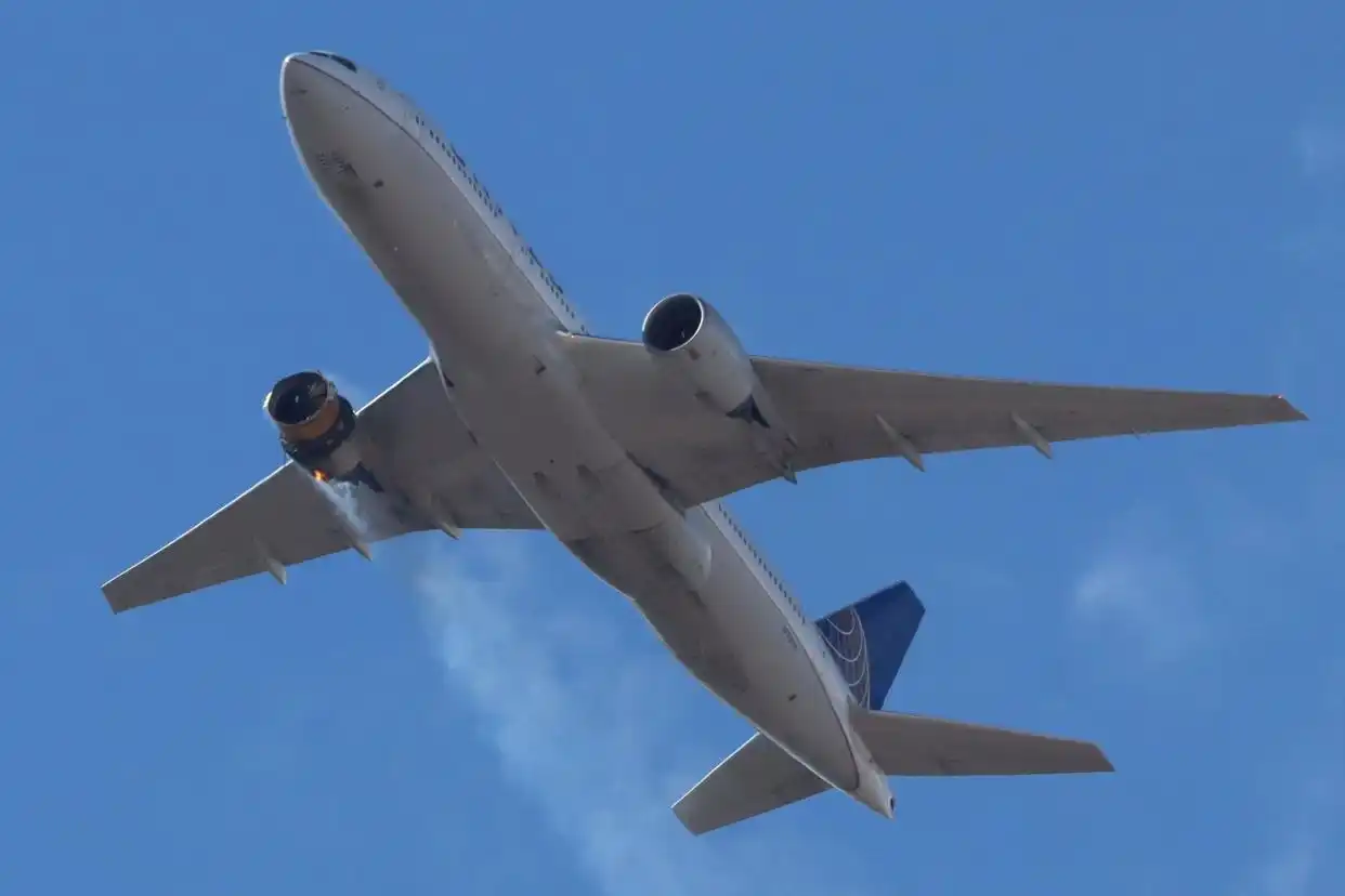 美国联合航空发动机爆炸_波音777起飞故障_视频客机摔地爆炸